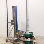 Mobile lifting column for drums