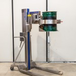 Mobile lifting column for drums