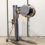 Mobile lifting column for drums