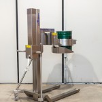 Mobile lifting column for drums