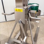 Mobile lifting column for drums