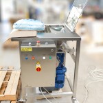 Emptying system for bags on loading cells with integrated washing system