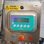 Emptying system for bags on loading cells with integrated washing system