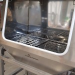Emptying system for bags on loading cells with integrated washing system