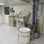 Sistema di scarico fusti con rompigrumi