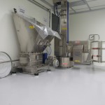 Sistema di scarico fusti con rompigrumi