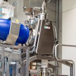 Drum Lifting and Tipping Mechanism for Connection with Glove Box via Inflatable Seal