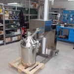 Mobile lifting column for drums