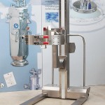 Mobile lifting column for drums