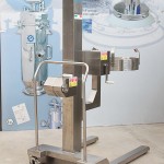 Mobile lifting column for drums