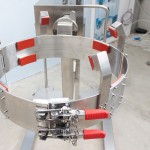 Mobile lifting column for drums