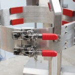 Mobile lifting column for drums