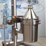 Mobile lifting column for drums