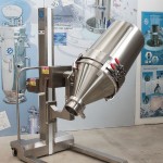 Mobile lifting column for drums