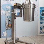 Mobile lifting column for drums