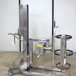 Mobile lifting column for drums