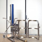 Mobile lifting column for drums
