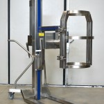 Mobile lifting column for drums