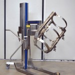 Mobile lifting column for drums