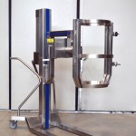 Mobile lifting column for drums