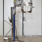 Mobile lifting column for drums
