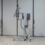 Mobile lifting column for vacuum conveyor
