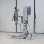 Mobile lifting column for vacuum conveyor